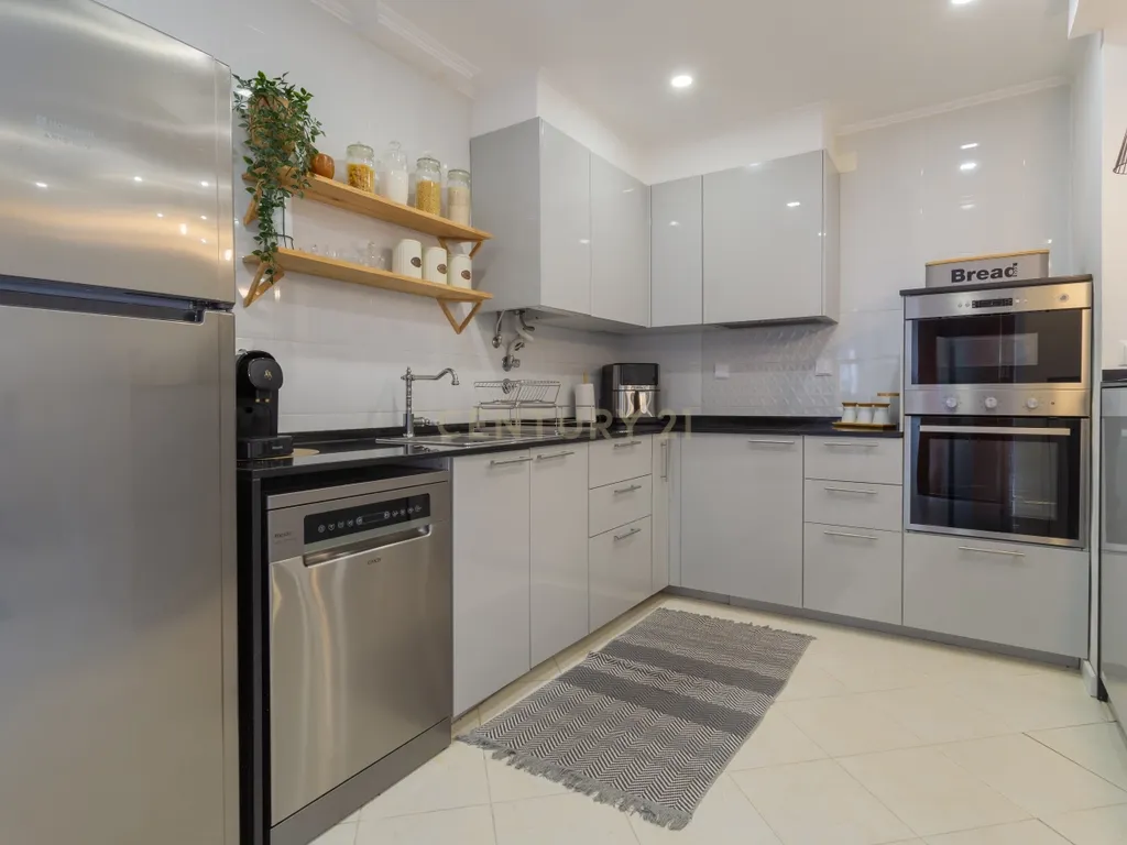 Apartamento Remodelado em Corroios, Seixal T3 + 3, garagem e Terraço - Image 7