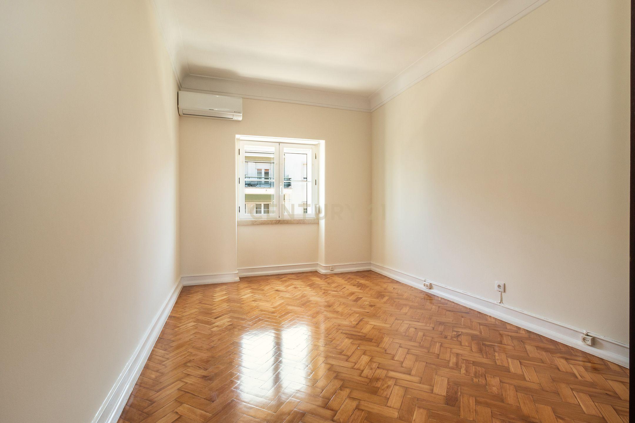 Fotografia 7 de Apartamento T4 renovado, Bairro de São Miguel, Alvalade, Lisboa. Para Arrendar!