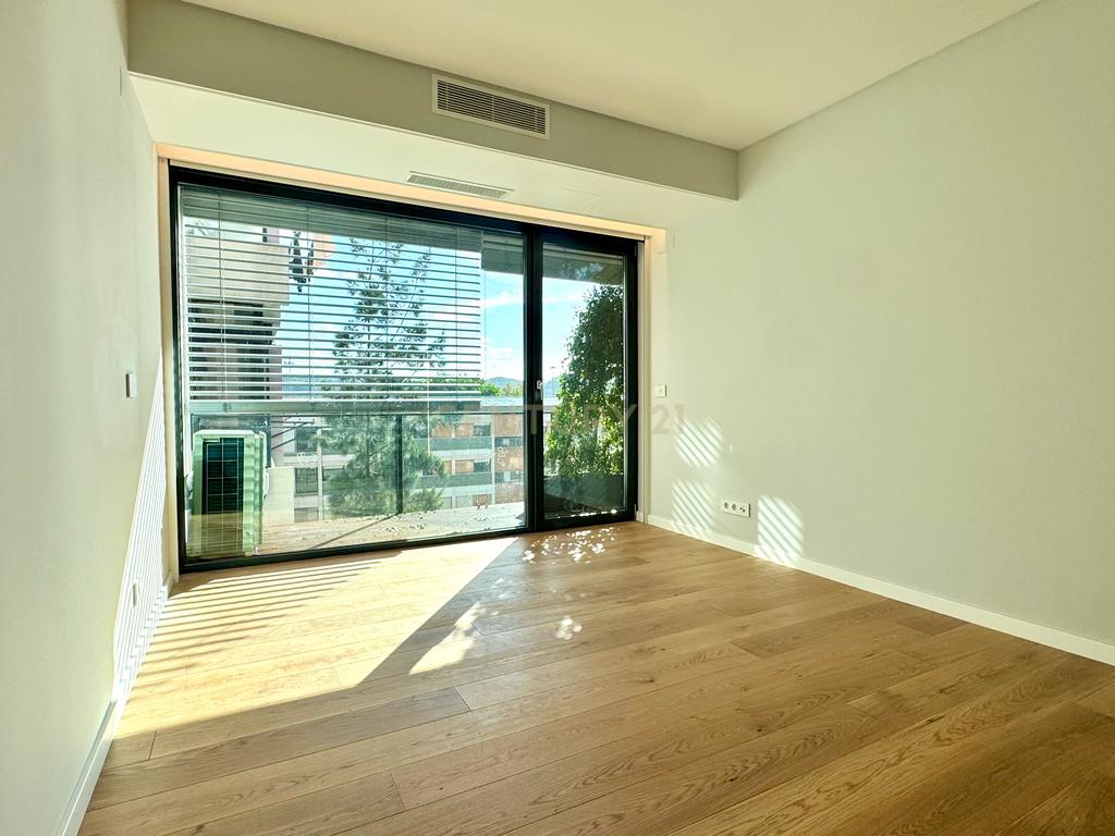 Apartamento Duplex T4 Novo na Rua Bartolomeu Dias, em Belém – conforto, modernidade, luz natural e espaço em Belém - Image 13