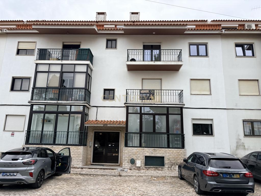 T2 remodelado com garagem em Cascais - Image 23