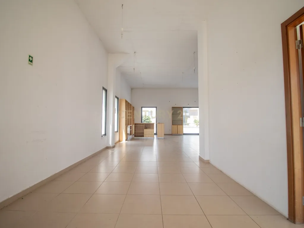 Loja passível de ser transformado em Apartamento T2 ou T3 com terraço privativo de Garagem - Image 9