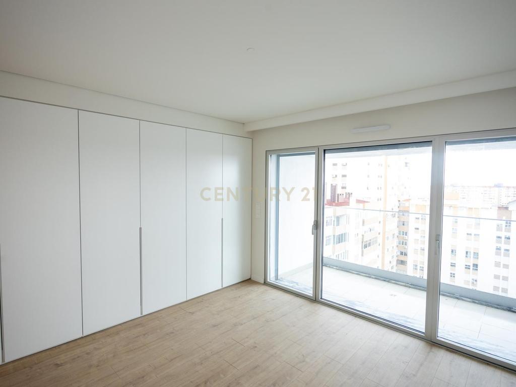 Apartamento T4 duplex com 3 estacionamentos e piscina privativa - Areeiro - Image 6