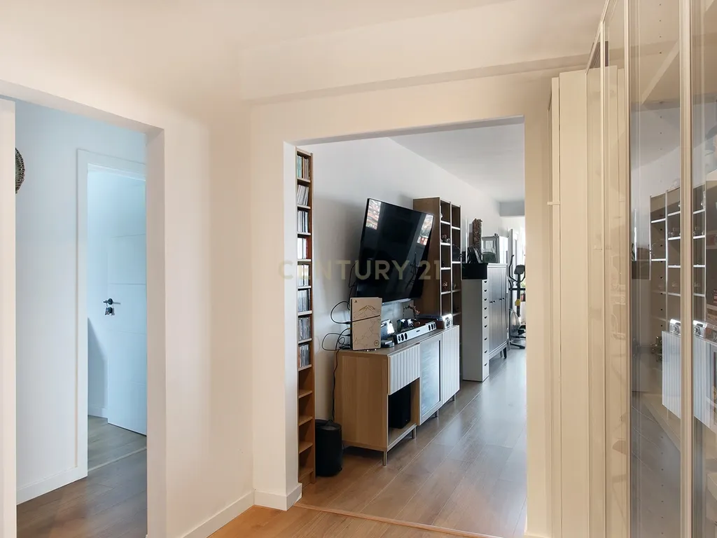 Apartamento T3 com vista p/ Serra Sintra e parqueamento em Rio de Mouro, Sintra - Image 3
