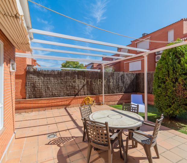 Espectacular chalet adosado de 232m² con jardín y piscina en Madrid - Image 1