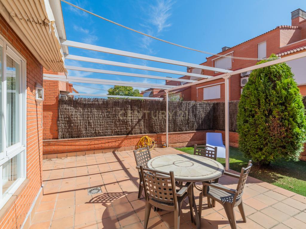 Chalet adosado con jardín en calle Unicornio, Aravaca - Image 1