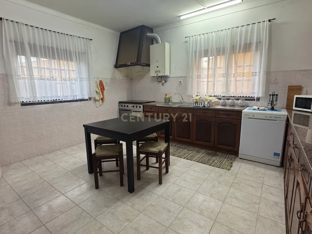 Espetacular Moradia T4 com Jardim e Vista Campestre em Alenquer - Image 36