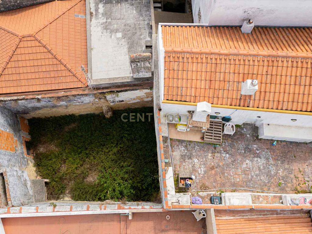 Moradia em ruinas no centro histórico de Palmela - Image 19