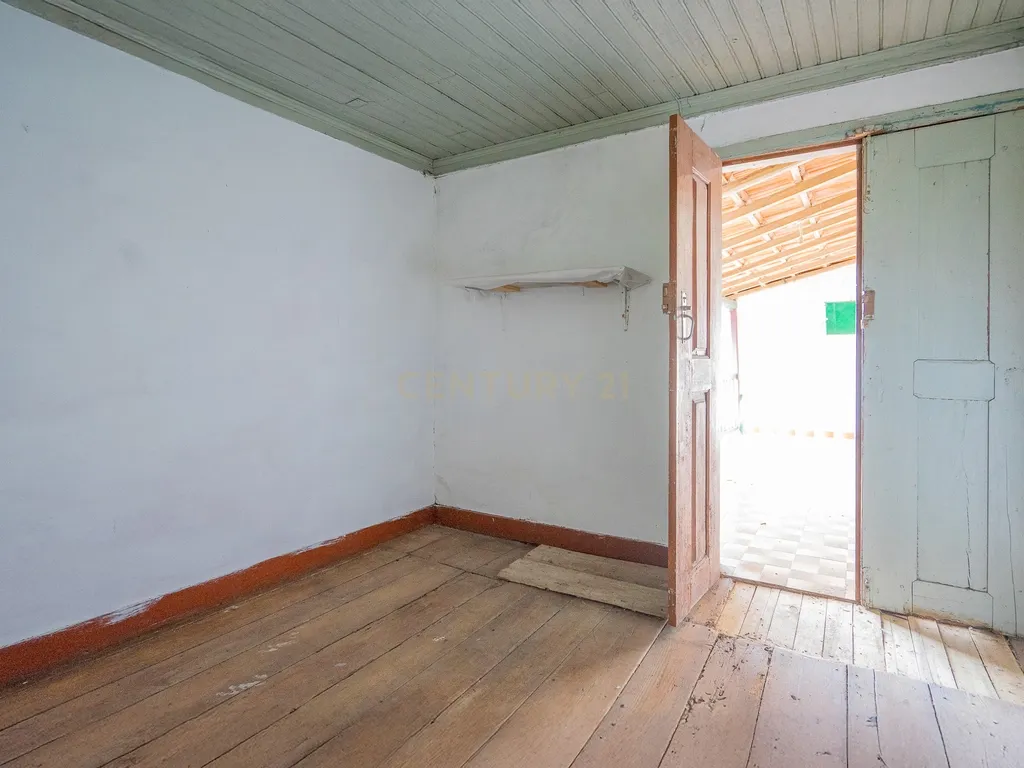 Moradia T3 para recuperar com terreno a 1,5km do centro de Vila Nova de Poiares - Image 17