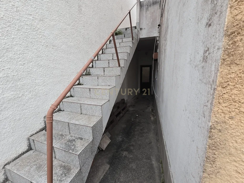 Moradia de Rés-do-Chão T2+2 e sotão para rentabilizar - Image 22
