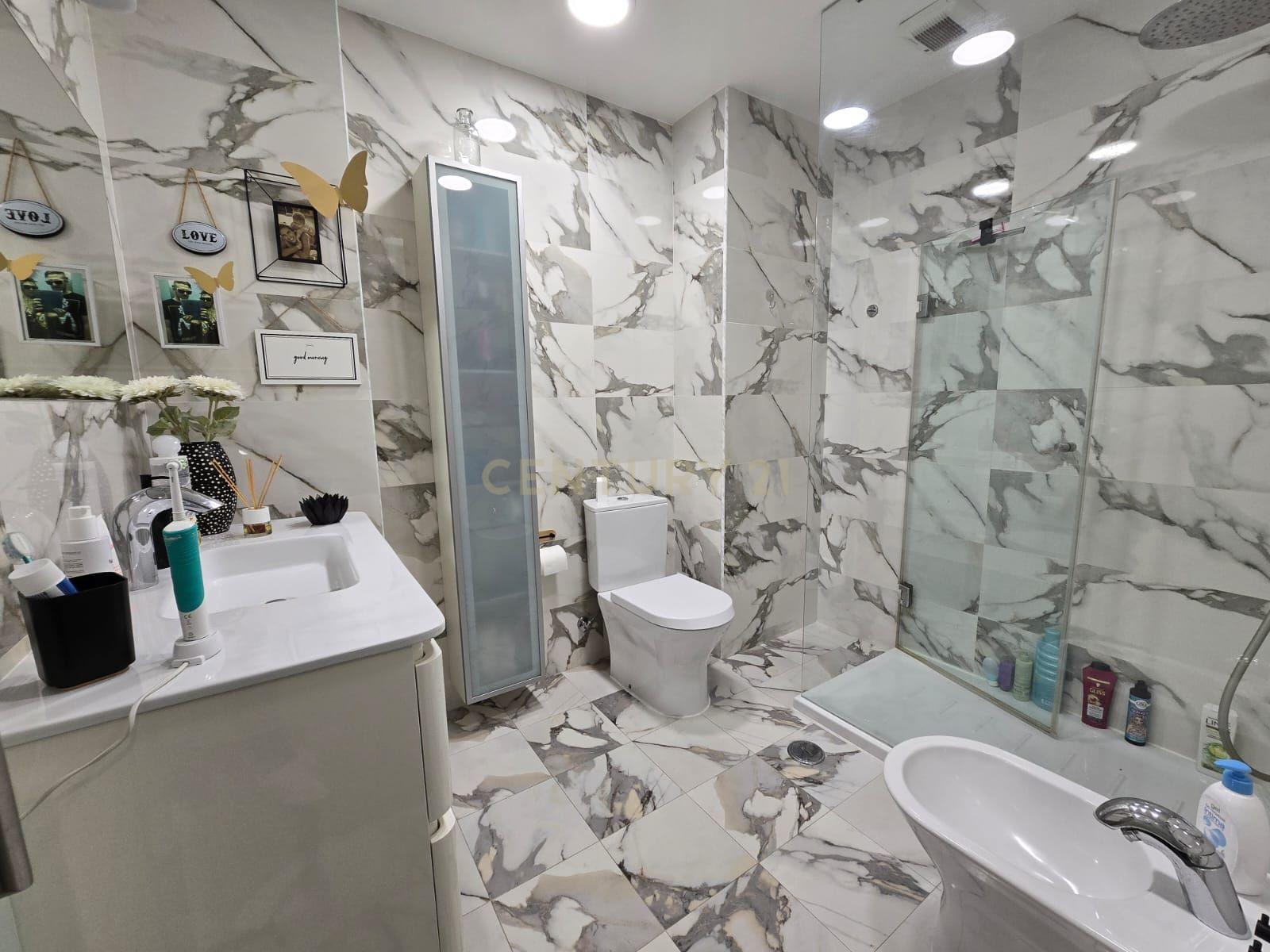 Apartamento T3 Transformado em T2 com Acabamentos de Luxo no Centro do Laranjeiro - Image 19