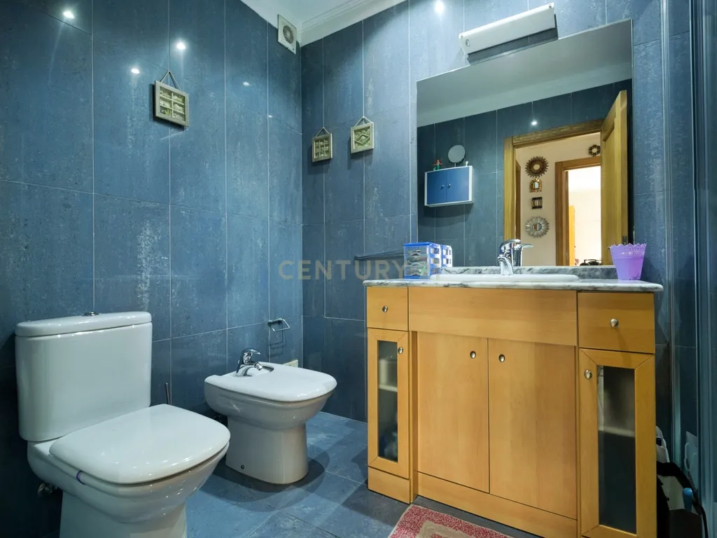 T3 espaçoso e luminoso no coração de Prior Velho - Image 17