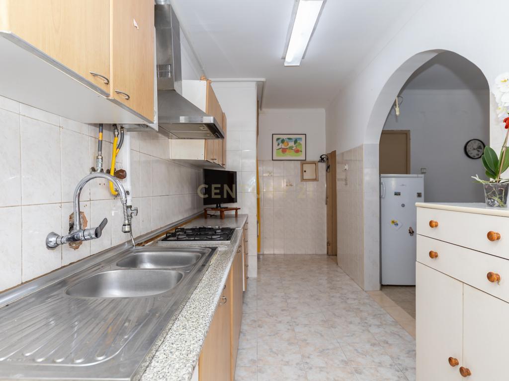 Apartamento T3 no Feijó com logradouro de 261 m2 - Image 17