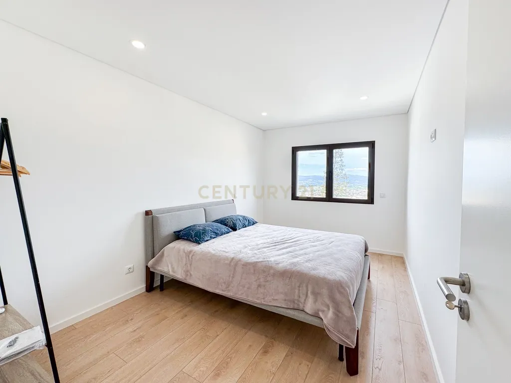 Apartamento T3 Remodelado com garagem em Braga | Próximo do Centro Histórico - Image 13