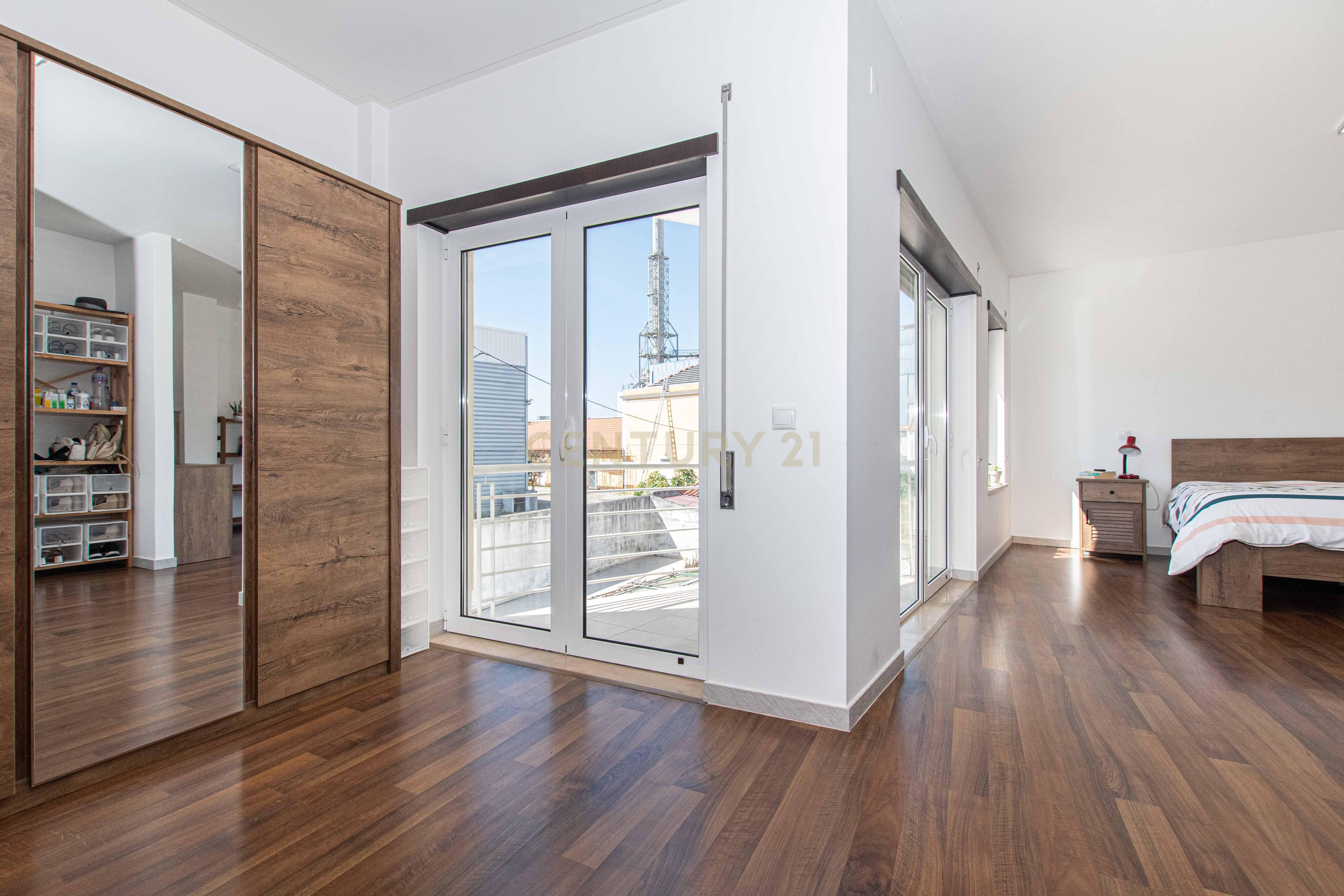 Fotografia 9 de T4 Duplex Premium com Terraço / Arrecadação / 5 Lugares de Estacionamento / Marinha Grande