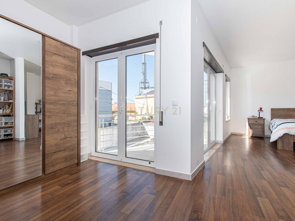 T4 Duplex Premium com Terraço / Arrecadação / 5 Lugares de Estacionamento / Marinha Grande - Image 9
