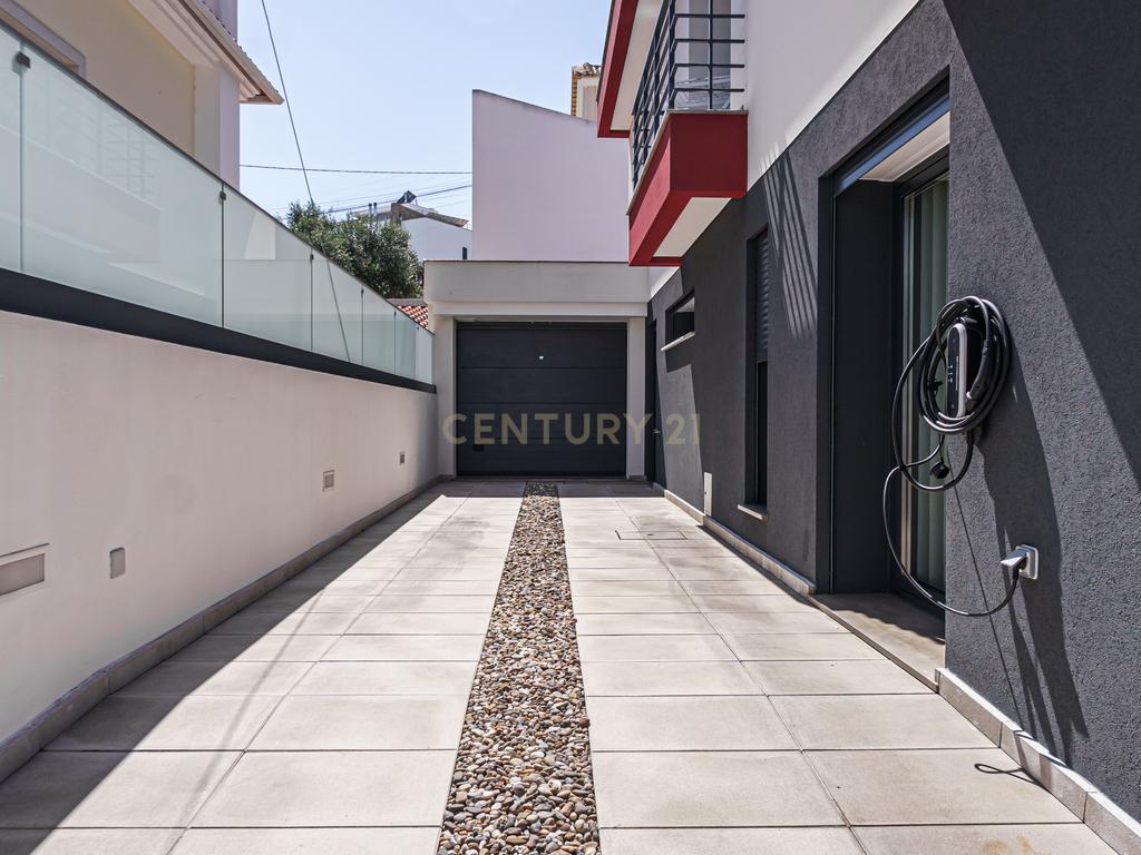 Moradia de Luxo T4 Bairro da Primavera - com Rooftop, Piscina Aquecida e Painéis Fotovoltaicos em Santa Iria da Azóia - Image 4