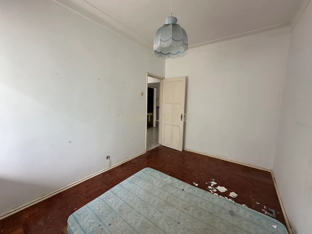 Apartamento T1 para Remodelação – Praça do Brasil, Setúbal - Image 13