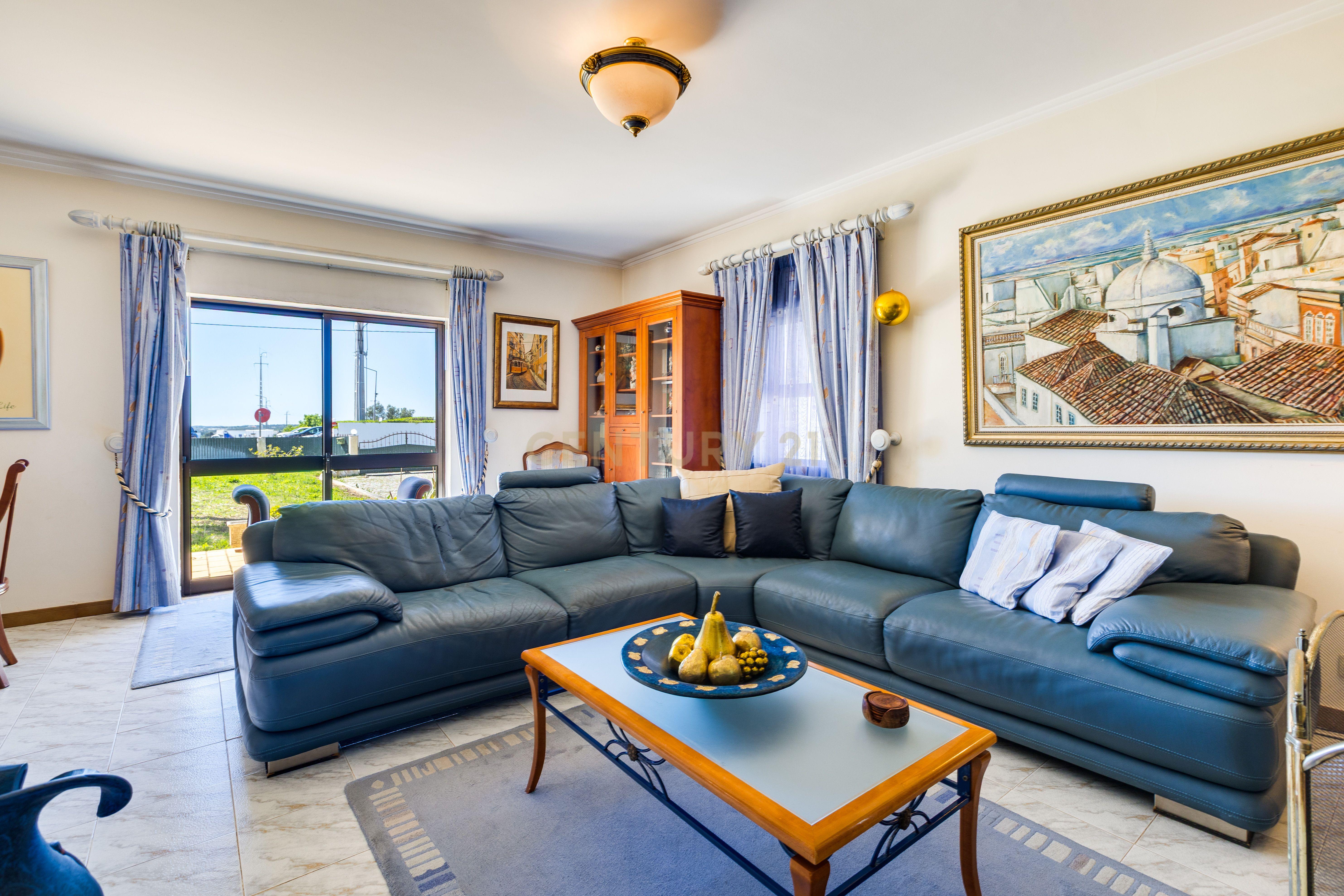 Fotografia 8 de Moradia T5 — Entre Olhão e Estoi | 5.000 m² de Terreno | Piscina | Garagem | Excelente Potencial de Renovação
