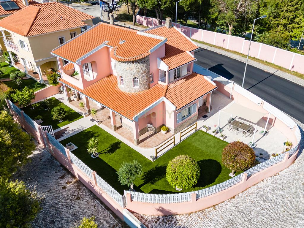 Moradia T4 Isolada com Jardim, em Vale Flores - Viva com qualidade e conforto às portas de Lisboa - Image 2
