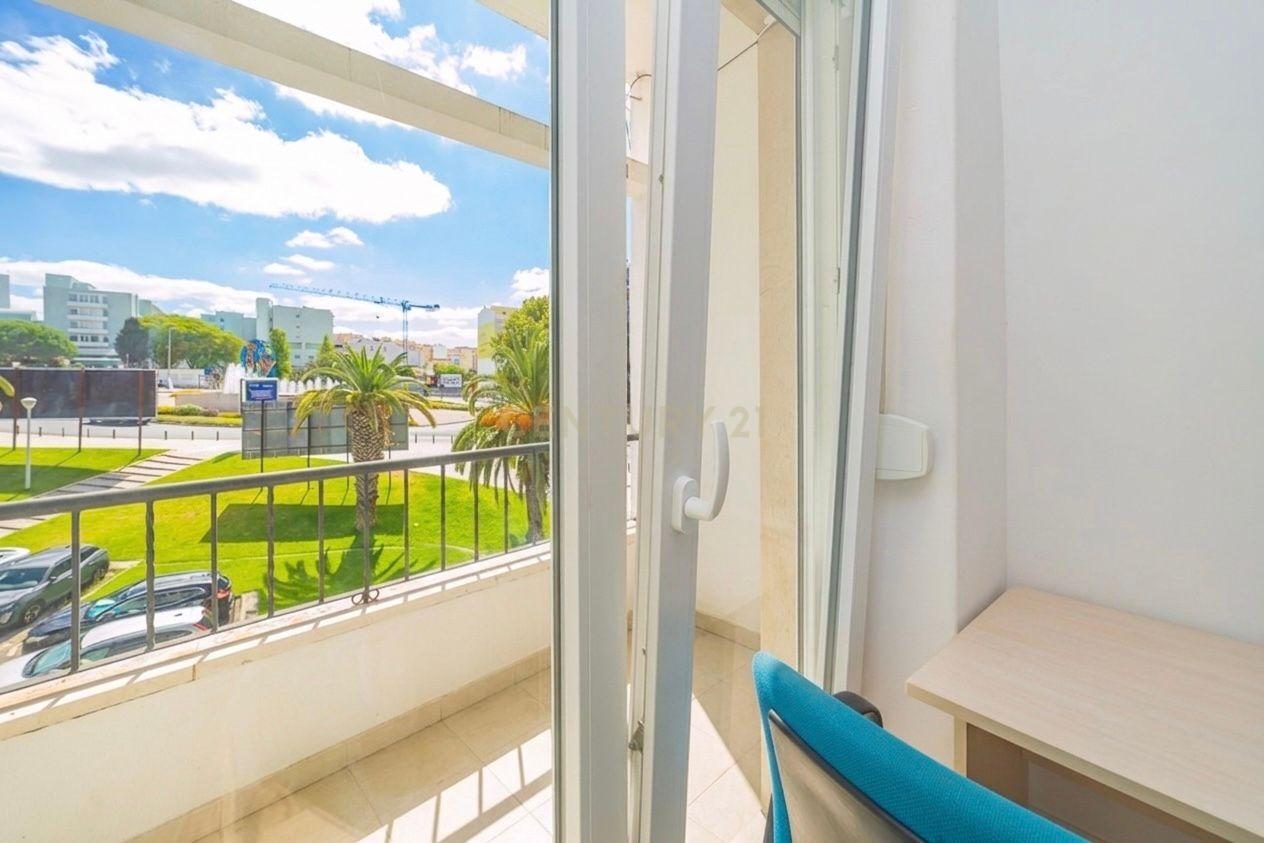 Fotografia 12 de Apartamento T2 totalmente remodelado junto ao Hospital de São Bernardo com varanda, marquise e excelente exposição solar