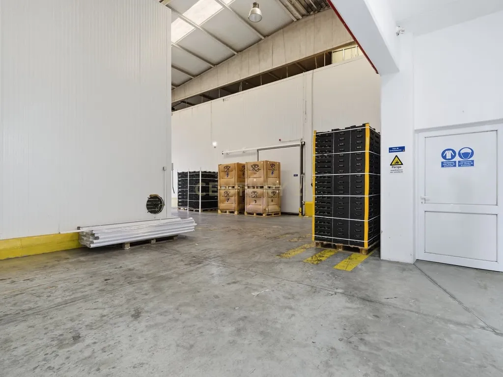 Armazém Industrial junto à Campo Oeste em A-dos-Cunhados - Image 35