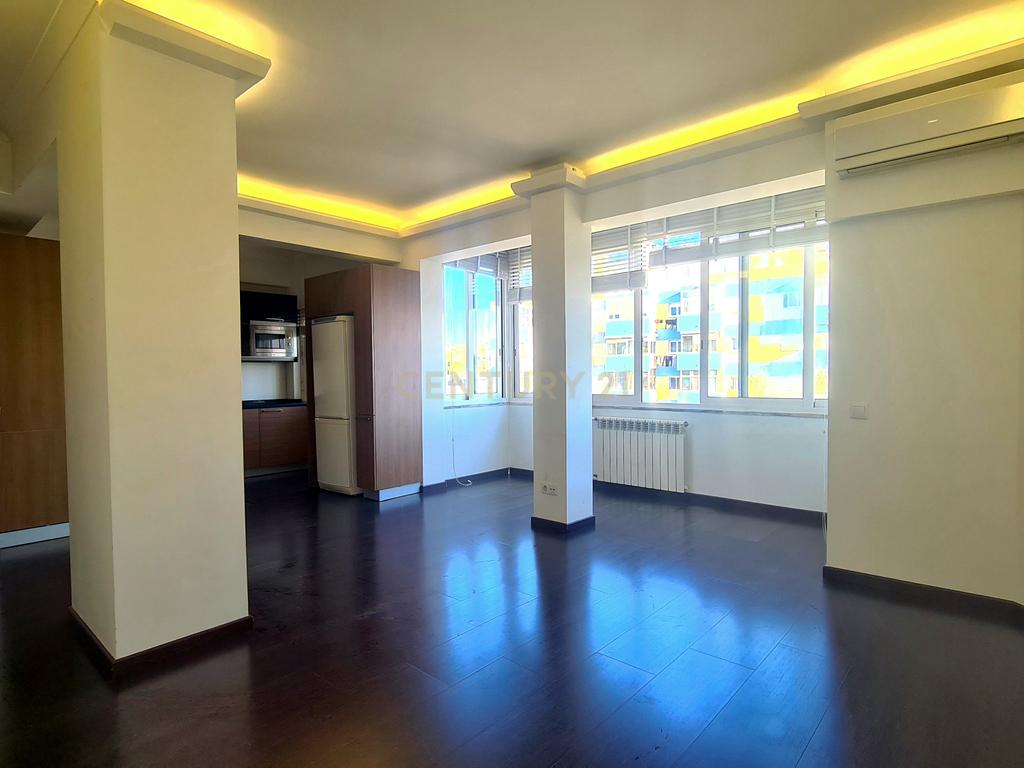 Apartamento Renovado T2 em Santa Clara, Lisboa - Image 1