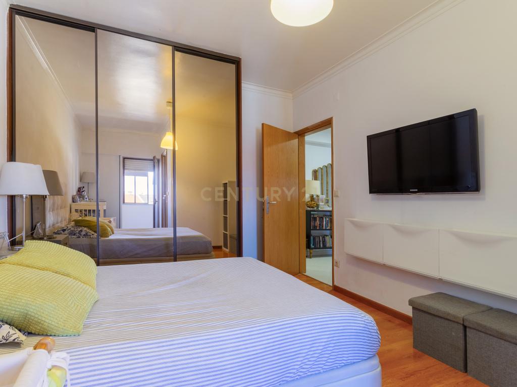 Apartamento Remodelado em Corroios, Seixal T3 + 3, garagem e Terraço - Image 15