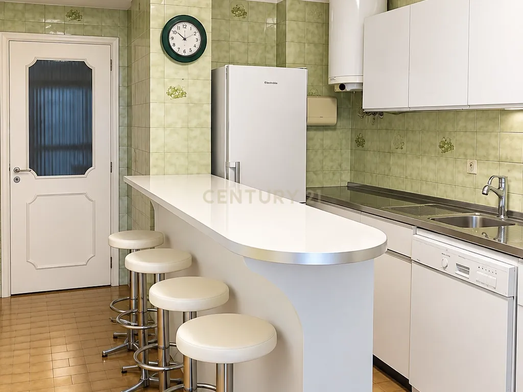 Apartamento T3 +1 com terraço/marquise coberto/lugar de garagem/com Vista para a Cidade em Localização Central - Matosinhos - Image 1