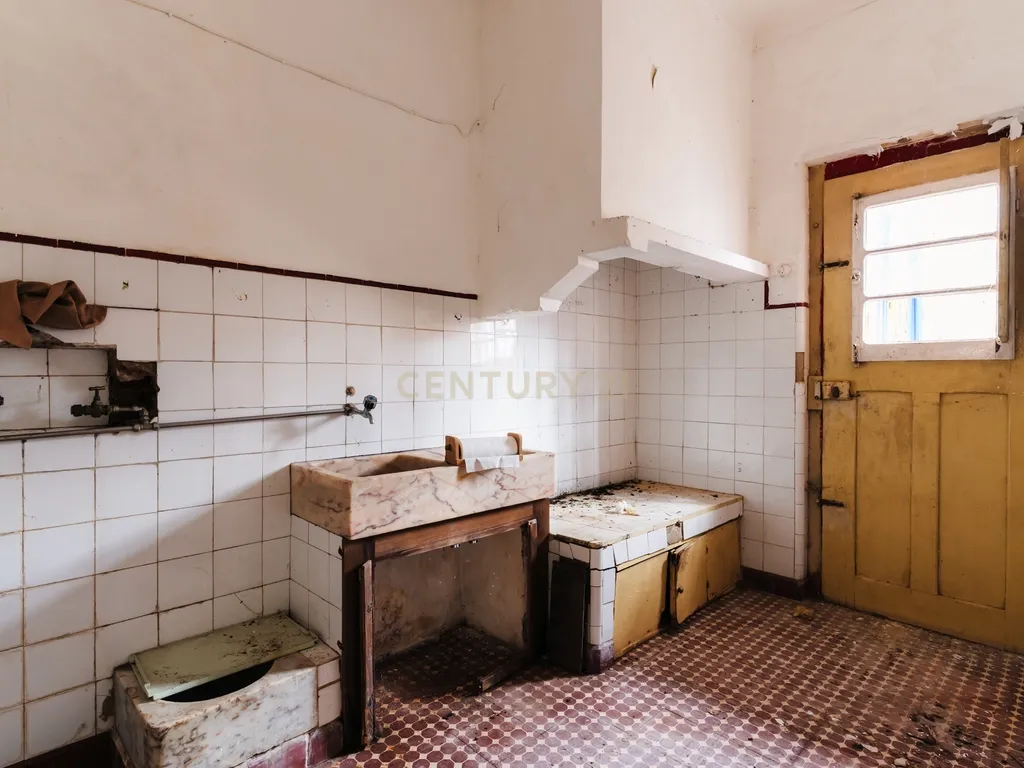 Prédio para remodelação no Entroncamento junto à estação de comboios - Image 15