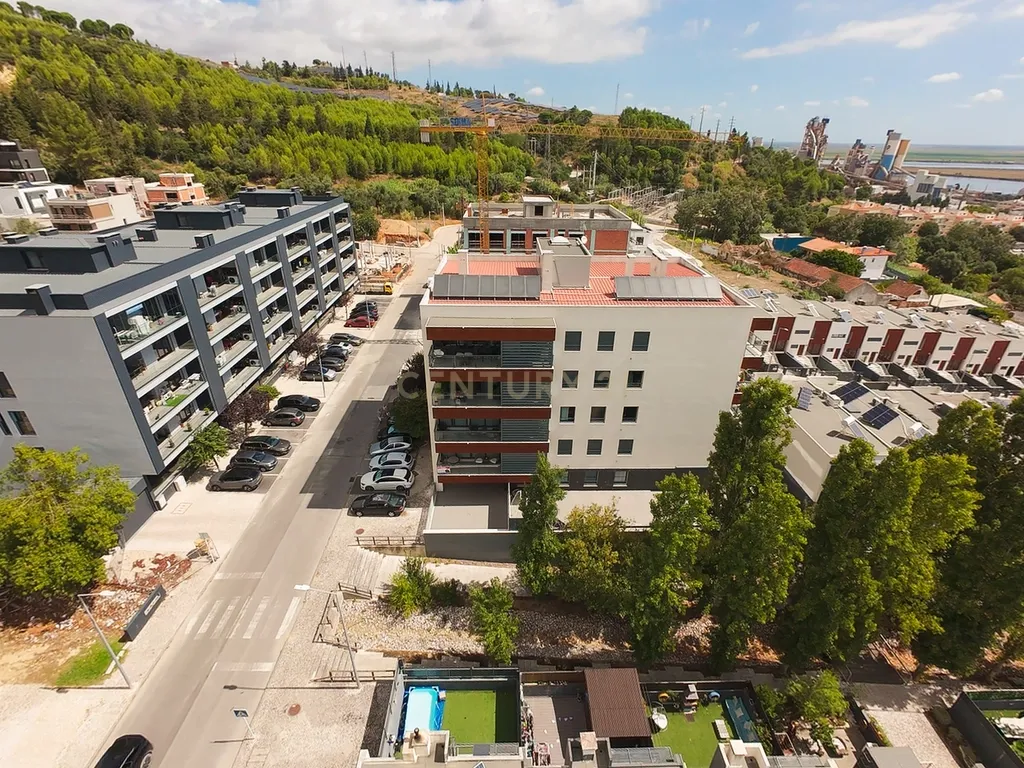 Apartamento T3 com estacionamento e vista desafogada sobre o rio | Sobralinho – Alverca - Image 1