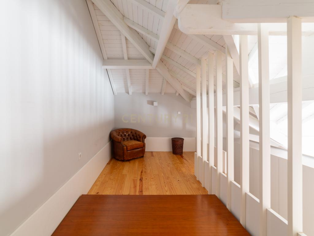 Apartamento com Terraço e Vista Única sobre o Porto – Rua de Santa Teresa - Image 10