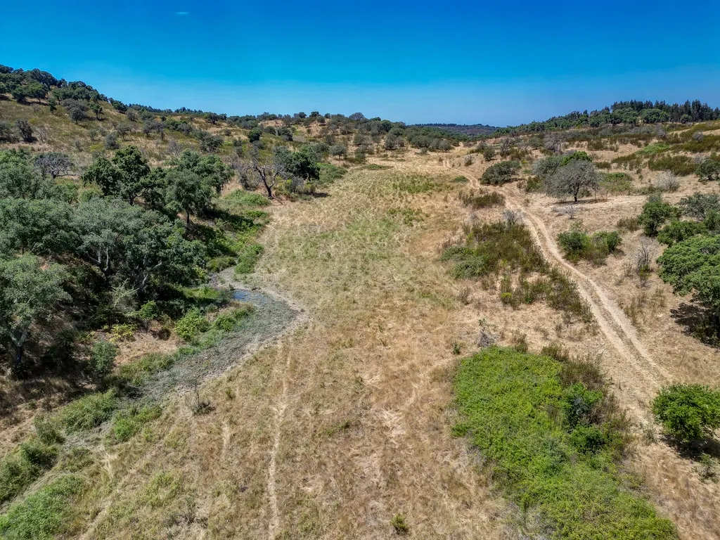 Herdade com 59,225 ha , 687m2 urbano, nascente de água, em Colos, Odemira - Image 34