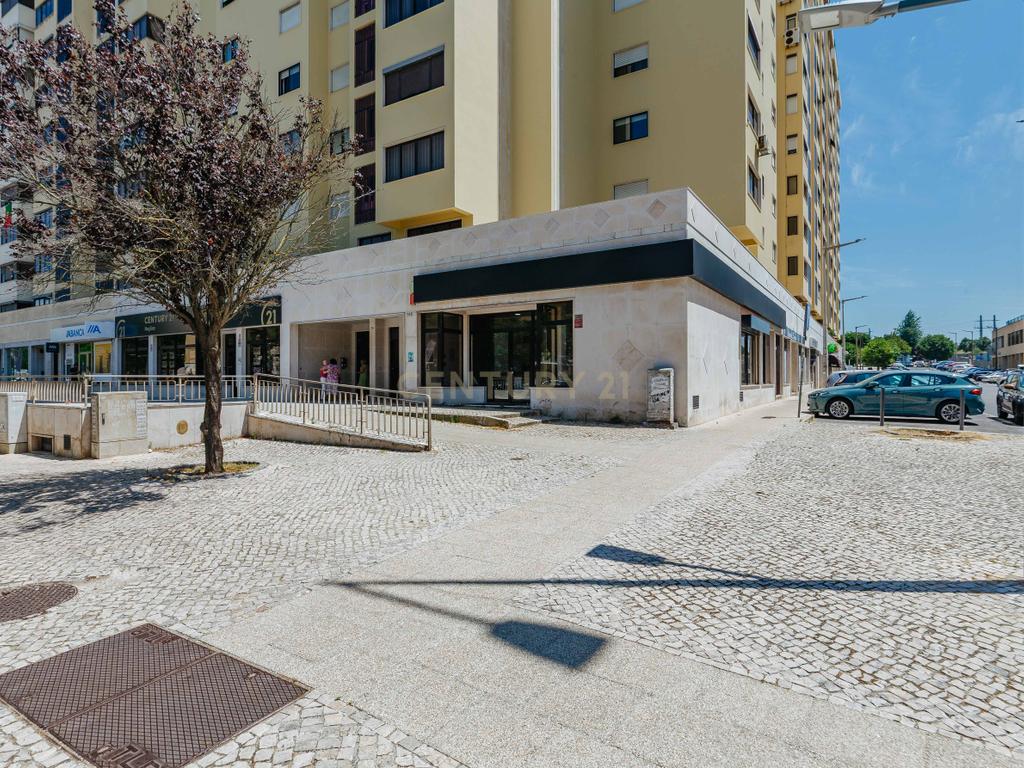 Loja com duas frentes em Sacavém, Loures - 120m² - Image 29
