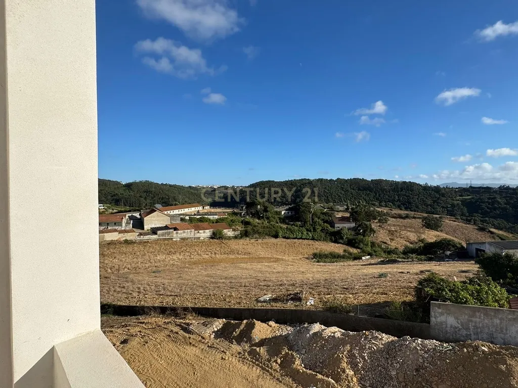 Moradia NOVA Moderna T4: PISCINA e JARDIM Conforto, Modernidade e Vistas Deslumbrantes - Image 28