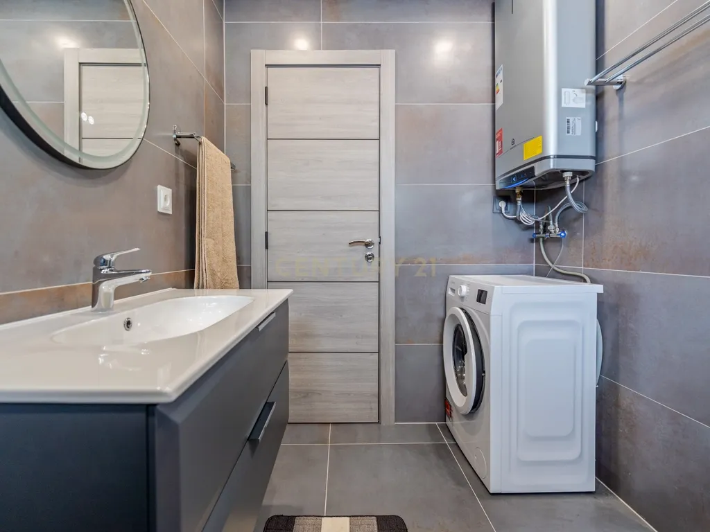 Apartamento T1 completamente remodelado com 2 varandas - Image 16