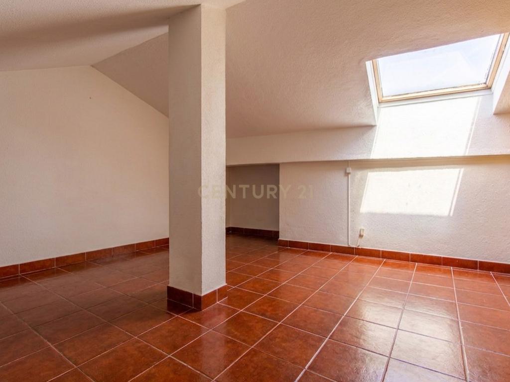 Moradia em Banda T3 com Sótão Aproveitado e Espaço Exterior – Casal Bolinhos, Azeitão - Image 19