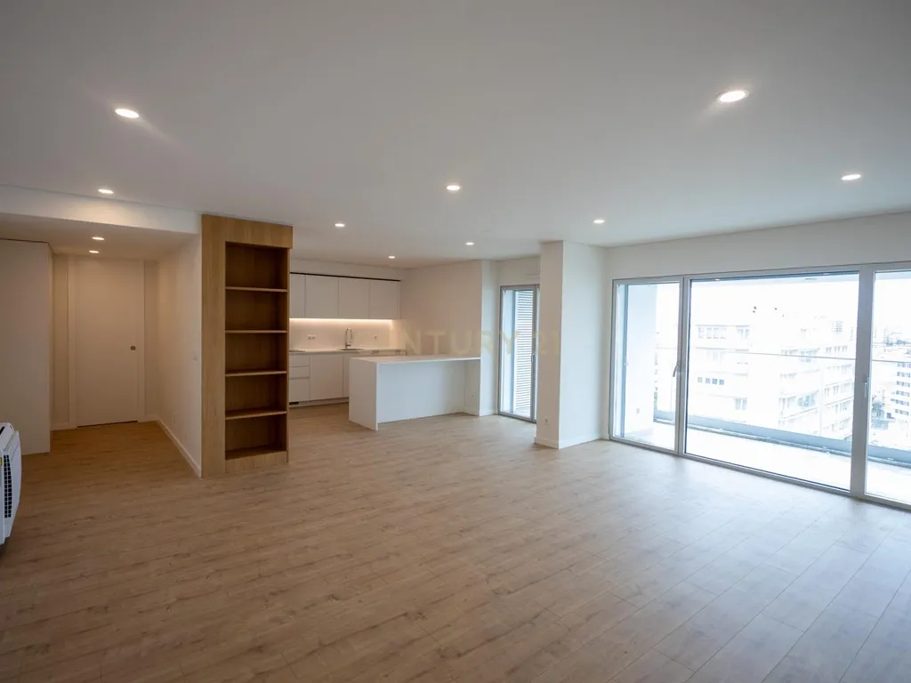 Apartamento T3 com estacionamento e piscina - Areeiro - Image 10