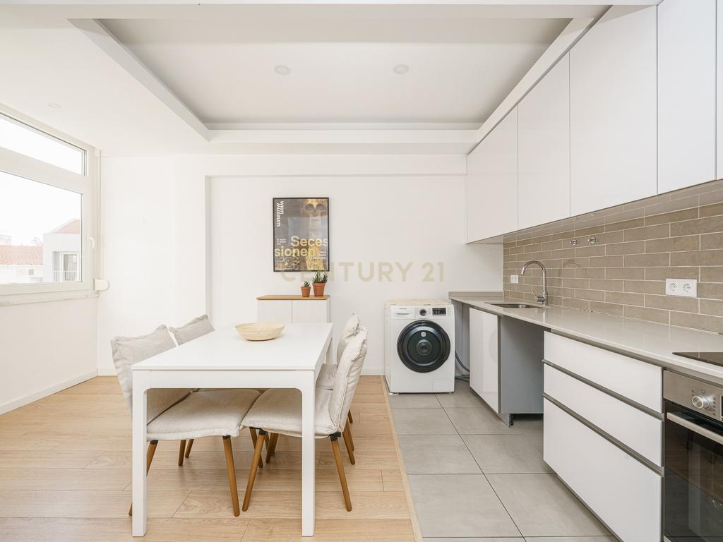 APARTAMENTO T3, TOTALMENTE REMODELADO, PARA VENDA NO CENTRO DE SETÚBAL - Image 1