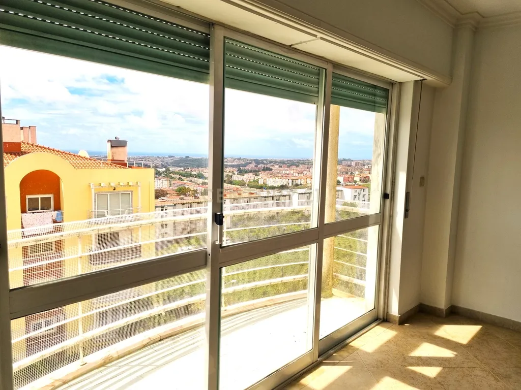 Apartamento T2 com Vista Panorâmica e garagem - Image 1