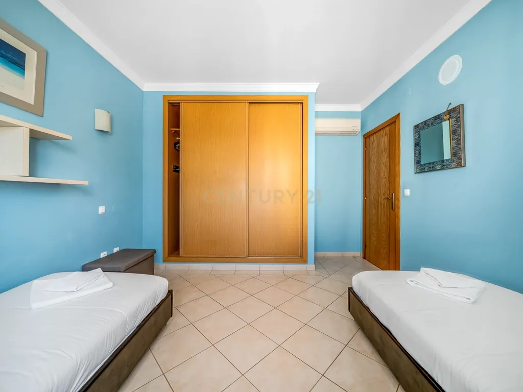 Moradia T4 com piscina, jacuzzi e garagem em Vale Pedras, Albufeira - Image 15
