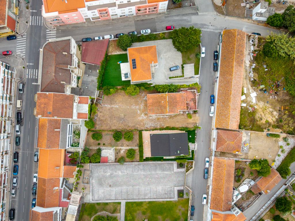 Moradia T5 para remodelar ou lote para construção — Centro do Bombarral - Image 18