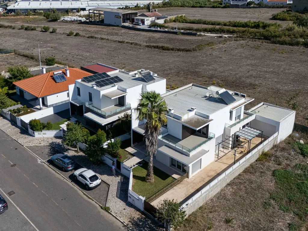 Moradia Isolada de Arquitetura Moderna com Piscina, Jardim e Garagem (Morelena /Pêro Pinheiro) - Image 65