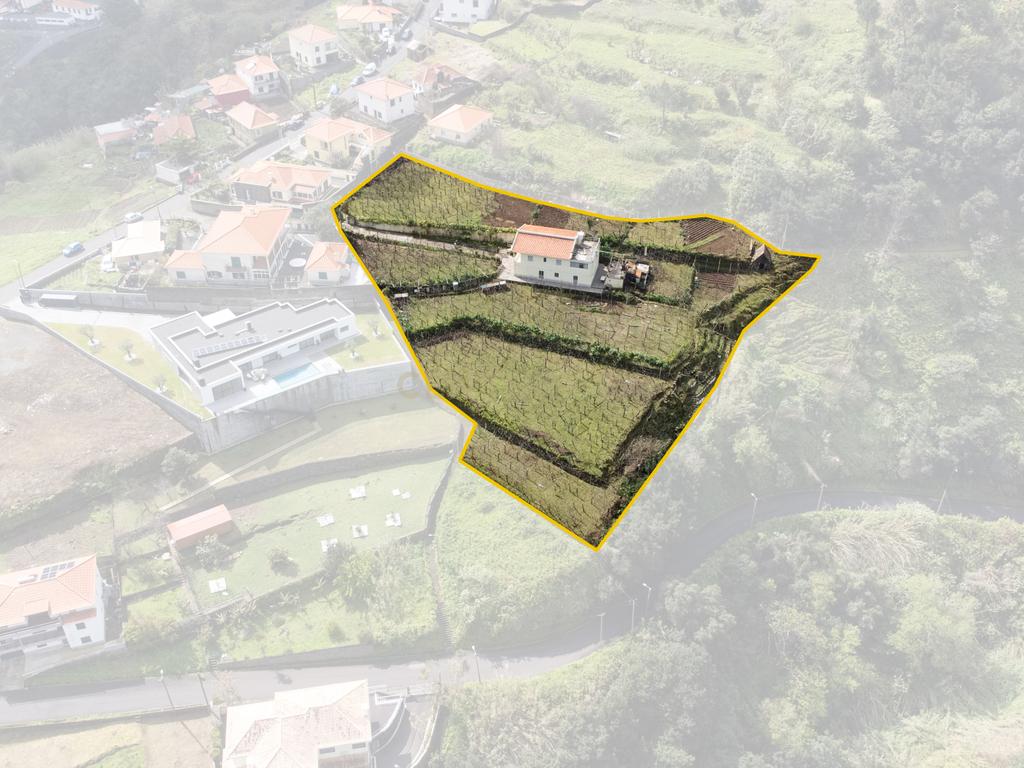 Moradia T4 + T1 independente em São Vicente - Image 7