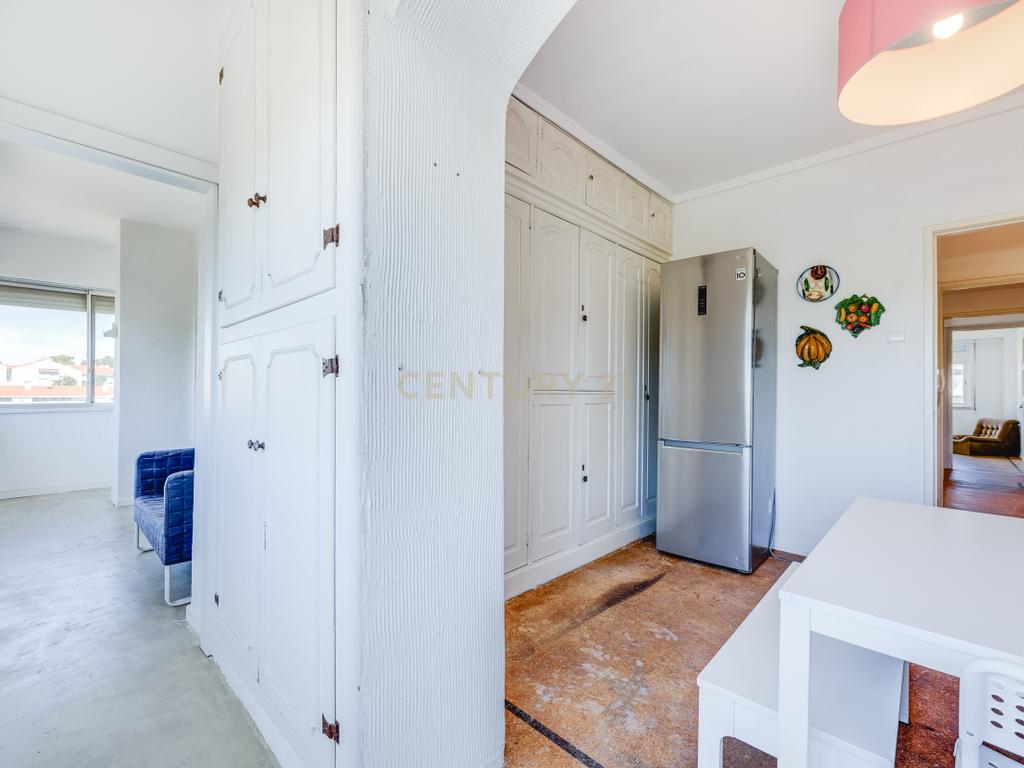  Apartamento T4 para Remodelação no Coração dos Olivais, com Vista Fantástica - Image 5