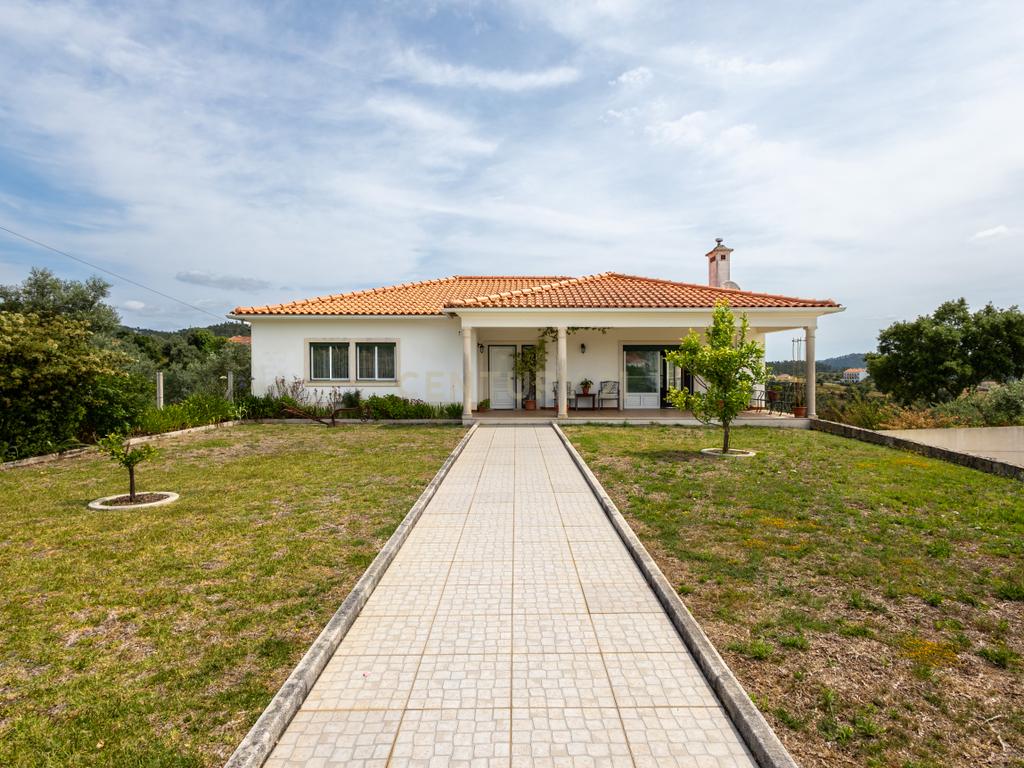 Moradia de Luxo com Vista Panorâmica sobre o Castelo do Bode e Piscina Privada - Image 2