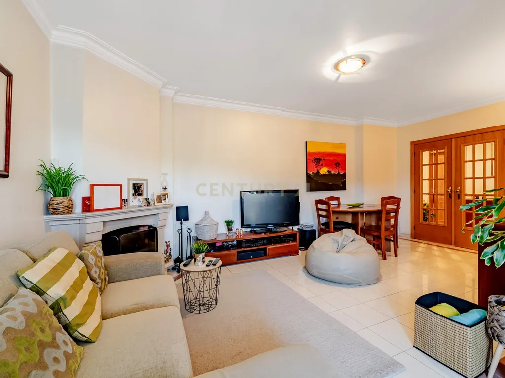 Apartamento T3 com Vista desafogada e parqueamento, no Feijó - Almada - Image 8