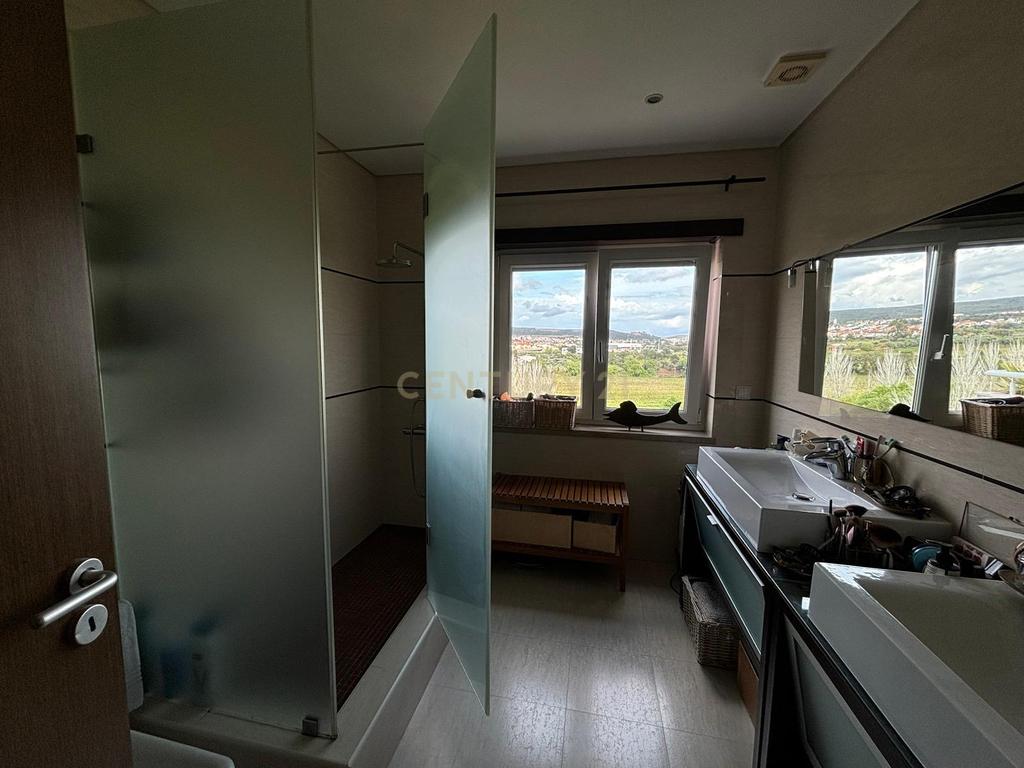 Edifício Moderno no Entroncamento com Vista Panorâmica e Luxo - Image 13
