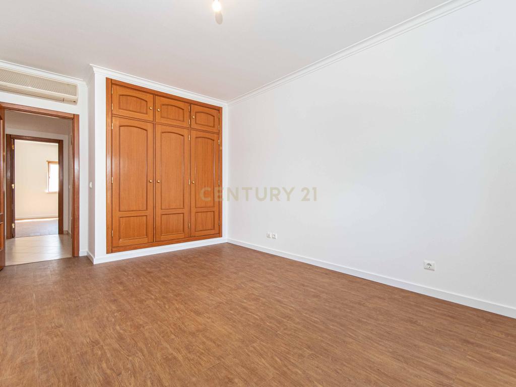 Espaçoso Apartamento T2 Póvoa da Galega com Terraço e Vista Desafogada - Image 17
