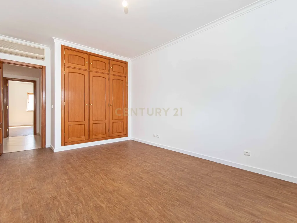Espaçoso Apartamento T2 Póvoa da Galega com Terraço e Vista Desafogada - Image 17