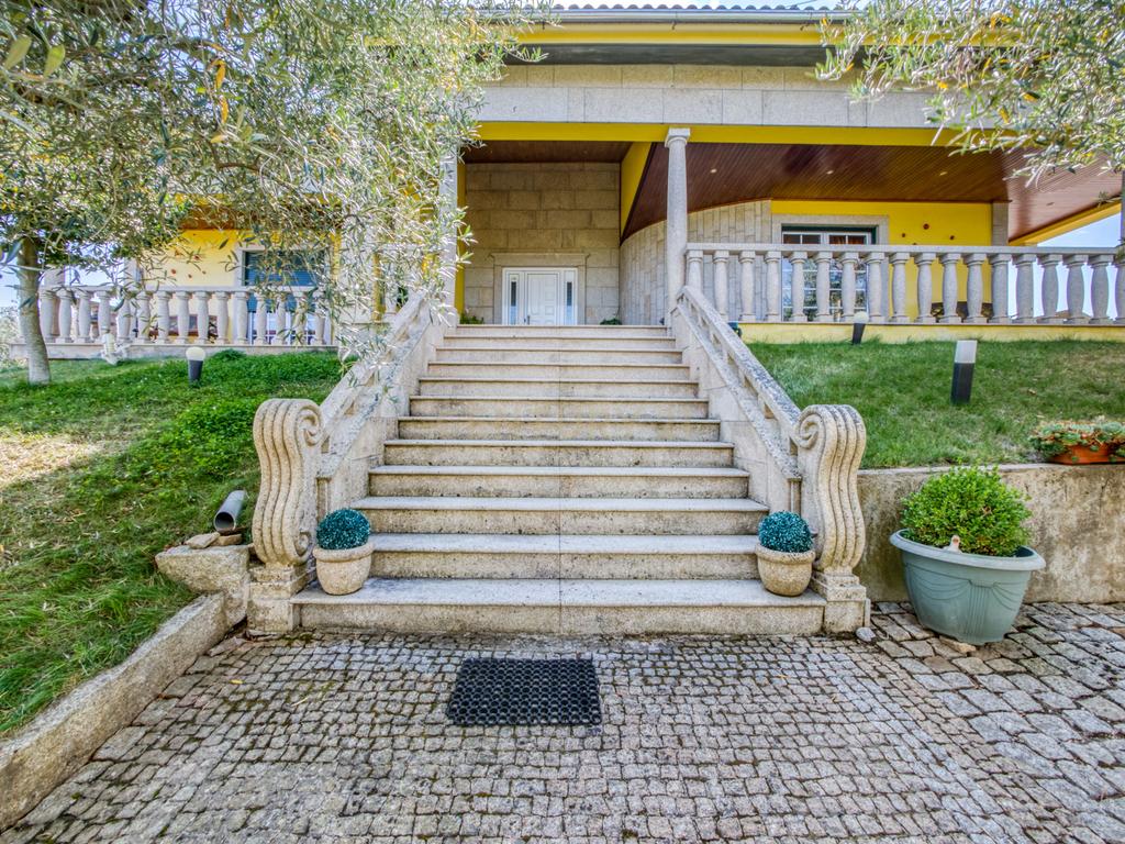 Moradia localizada na capital de distrito, no coração do Nordeste Transmontano. - Image 36